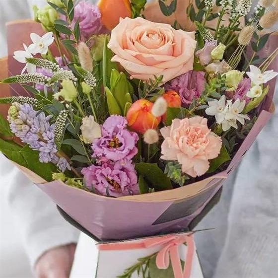 Trending Bouquet No Lilies